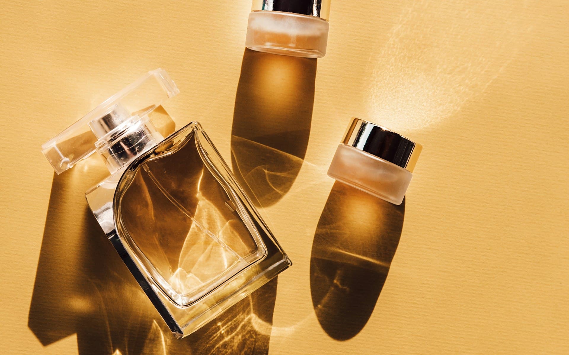 Frascos de perfume dorados con atomizador